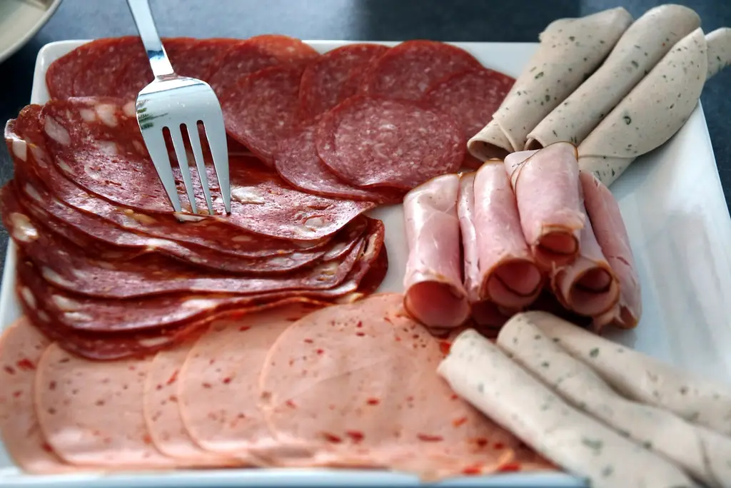 Travessa com salame, presunto, mortadela e peito de peru fatiados