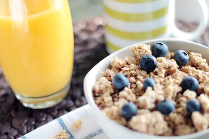 Tigela de granola com frutas