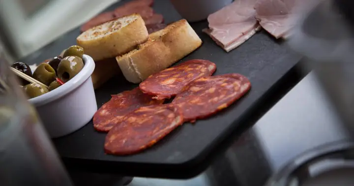 Salame fatiado com pão